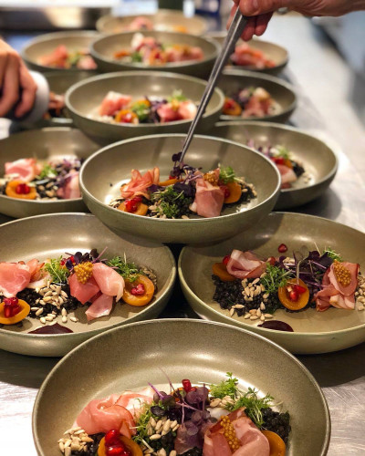 Several bowls with delicious catering dishes at event venue Frankfurt GOOSE Eventspace