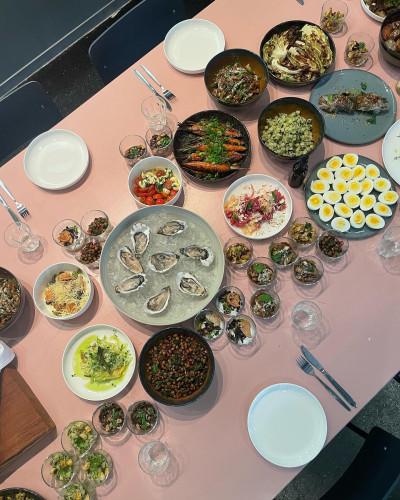 Buffet catering table seen from above at event venue Frankfurt GOOSE Eventspace