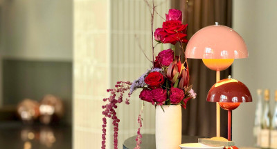 Blumengesteck und zwei Lampen