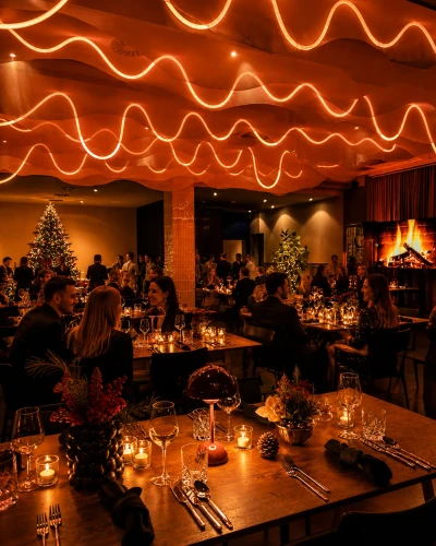 Weihnachtsfeier Firmenfeier GOOSE Eventspace Frankfurt - Eventlocation mit Weihnachtsdekor und LED-Decke
