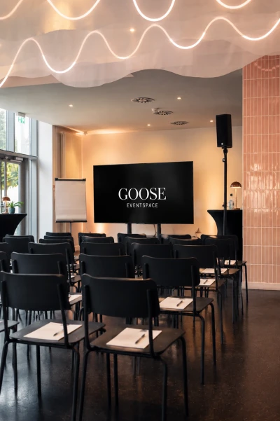 Tagungslocation Seminarraum Frankfurt GOOSE Eventspace - Reihenbestuhlung mit GOOSE Eventspace Branding