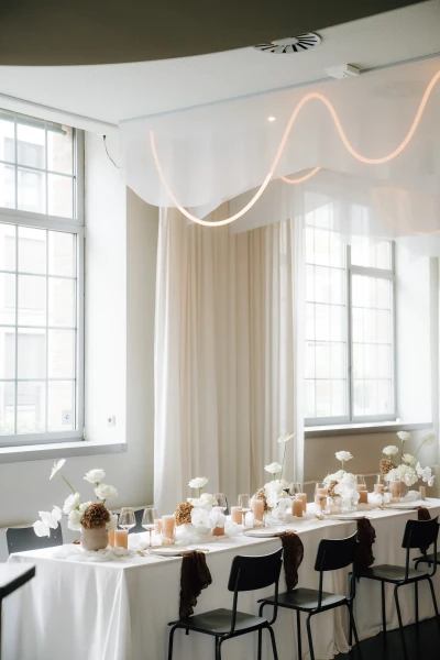 Hochzeitslocation Frankfurt GOOSE Eventspace - Hochzeit Tafelbestühlung mit Deko und LED-Decke