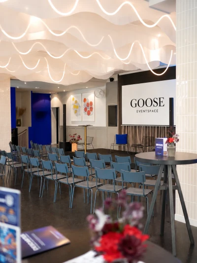 Tagungsraum Frankfurt GOOSE Eventspace - Konferenz mit Bestuhlung für 100 Personen Reihe