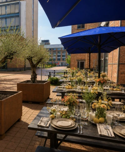 Sommerfeier Firmenfeier Eventlocation Frankfurt GOOSE Eventspace - Innenhof 500 m² mit Olivenbäumen