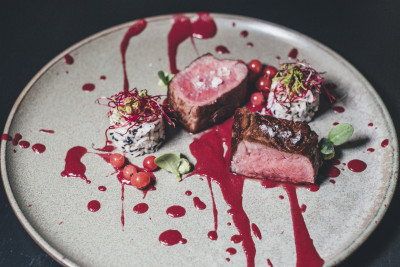 Detail eines Gerichts mit Fleisch, Reis und roter Soße