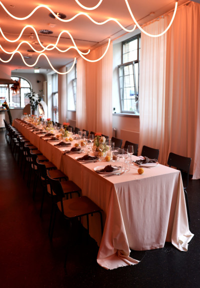 Langer gedeckter Tisch für ein Dinner im GOOSE Eventspace