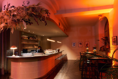 View of the bar area in red lighting at event venue Frankfurt GOOSE Eventspace