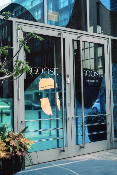 Eingang zum GOOSE Eventspace Frankfurt mit Blumendekoration