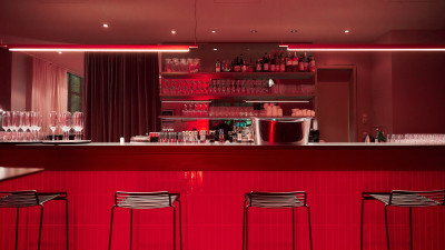 View of the bar in red lighting at event venue Frankfurt GOOSE Eventspace