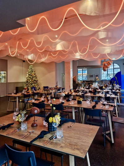 Festlich gedeckter Eventraum mit Weihnachtsdekoration im GOOSE Eventspace