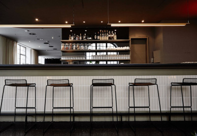 Bar stools in front of the GOOSE bar at event venue Frankfurt GOOSE Eventspace