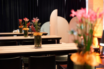 Blumendekoration auf mehreren Tischen