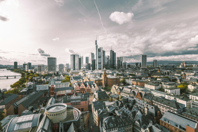 Blick über den Römer auf die Skyline