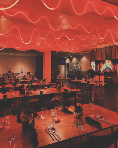 Festlich geschmückter Eventraum für die Weihnachtsfeier im GOOSE Eventspace Frankfurt