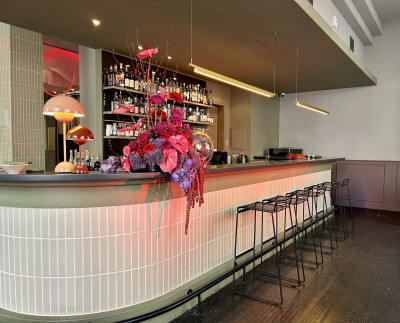 Weihnachtlich dekorierte Bar im GOOSE Eventspace Frankfurt